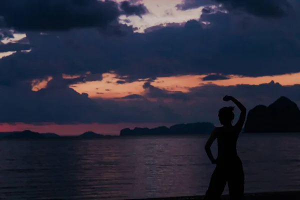 Lady Silhouette Yoga Twilight Sky Πολύχρωμο Και Θολό Πάνω Από — Φωτογραφία Αρχείου