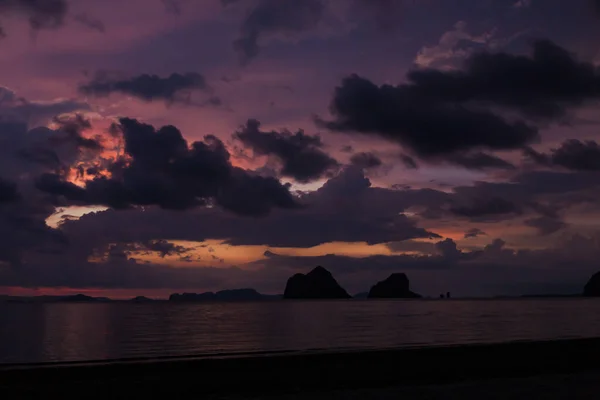 Crepúsculo Cielo Con Colorido Nublado Tormenta Que Viene Sobre Playa — Foto de Stock