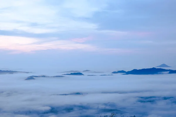 Hügel Ansicht Des Ozeans Nebel Der Morgendämmerung Mit Regenbogenhimmel — Stockfoto