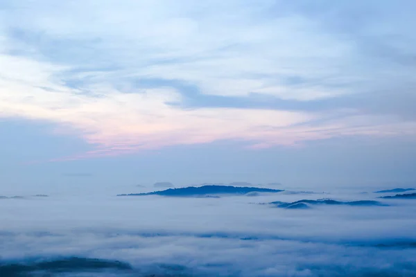 Hügel Ansicht Des Ozeans Nebel Der Morgendämmerung Mit Regenbogenhimmel — Stockfoto