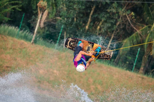 Phuket Tailandia Abril 2018 Hombre Sostiene Manija Línea Volteo Con —  Fotos de Stock