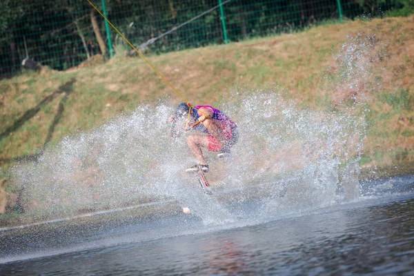 2018年4月22日 タイのプーケットで ウェイクボードで水に飛び込む男が川を広げる — ストック写真