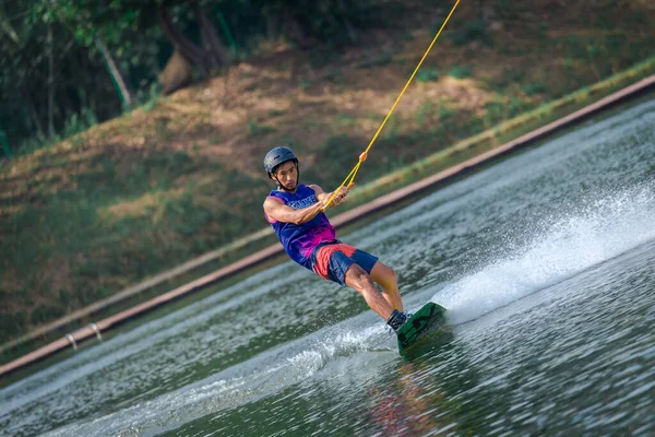 Phuket Thailand April 2018 Man Håller Handtag Linje Ögon Framåt — Stockfoto