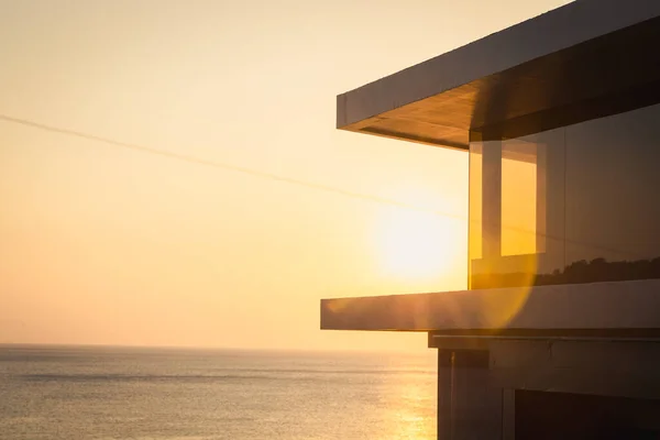 Orangefarbener Sonnenuntergang Neben Dem Gebäude Meer — Stockfoto