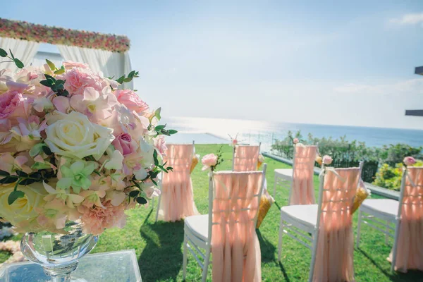 Bloemendecoratie Voor Huwelijksceremonie Overdag Met Veel Stoelen Vintage Kleur Toon — Stockfoto