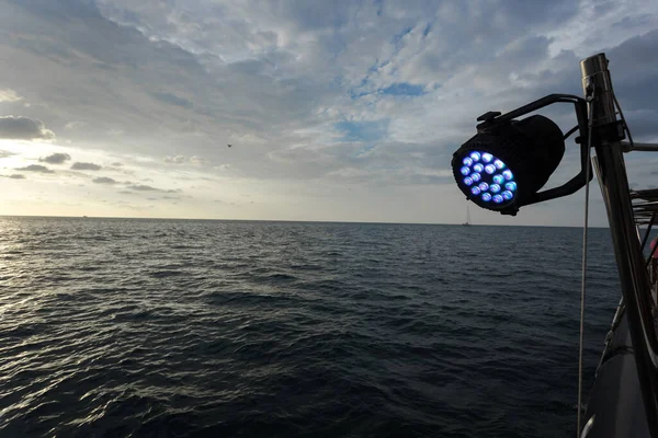 Пасмурное Небо Пролетающими Дронами Прожектором Лодки Вечером — стоковое фото