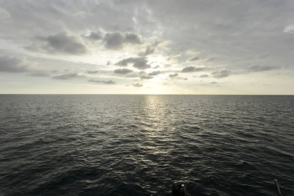 Пасмурное Небо Закатом Над Океаном Прекрасный День — стоковое фото