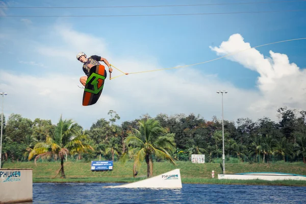 Phuket Tailandia Enero 2018 Hombre Haciendo Algún Truco Spinning Mientras —  Fotos de Stock