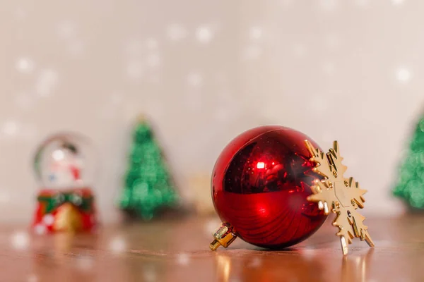 Bola Roja Copo Nieve Oro Con Decoración Navidad — Foto de Stock