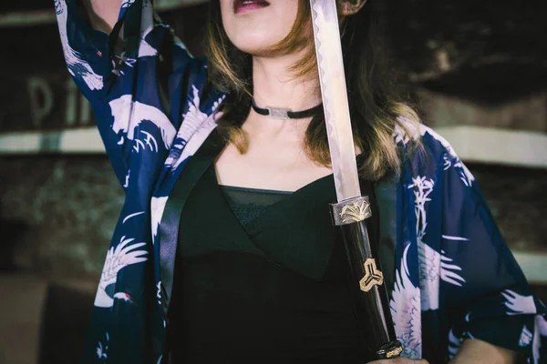 Lady Samurai Raise Sword Out Sheath — Stock Photo, Image