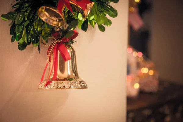 Cloche Dorée Jour Veille Noël Dans Partie Accrocher Sur Mur — Photo