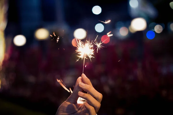 Empurrar Firesparkler Piscar Mão Para Cima Noite Tonificação — Fotografia de Stock