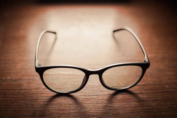 Luxusní Oční Brýle Které Odcházejí Nošení Dřevěném Stole — Stock fotografie