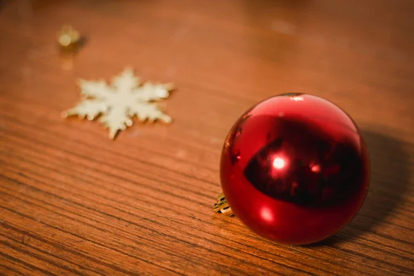 Boule Rouge Pour Noël Avec Flocons Neige — Photo