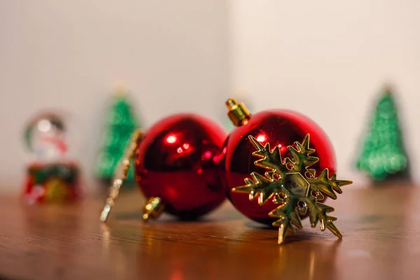 Boules Rouges Flocons Neige Dorés Avec Décor Noël — Photo