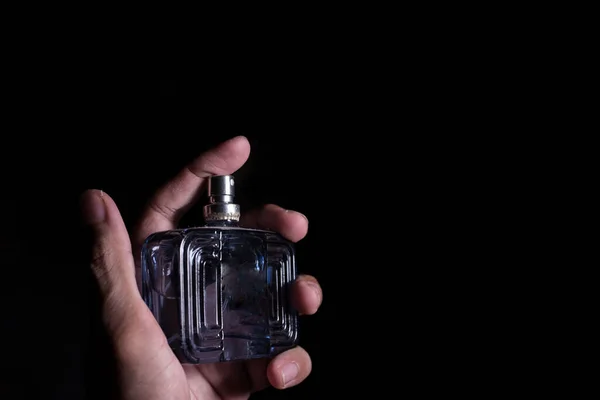 Sprayu Perfum Czarnym Tle — Zdjęcie stockowe