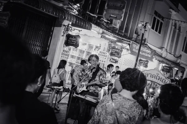 Phuket Tailândia Novembro 2017 Velho Canta Uma Música Toca Guitarra — Fotografia de Stock