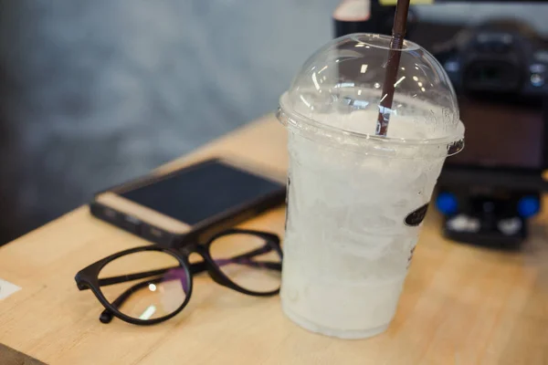 Vanilj Mjölk Plastmugg Med Glasögon Och Smart Telefon Bakgrunden Café — Stockfoto