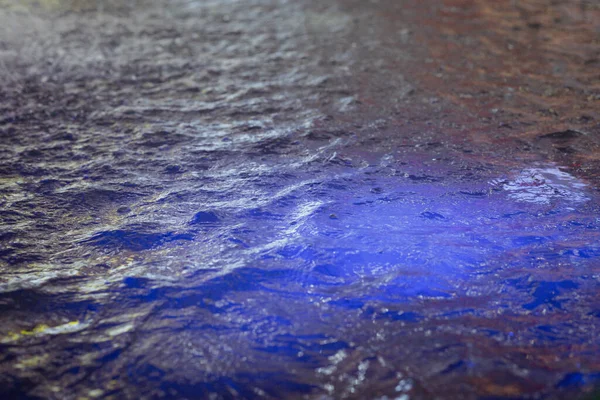 Fluxo Água Saindo Simular Queda Água Com Luz Azul Sob — Fotografia de Stock