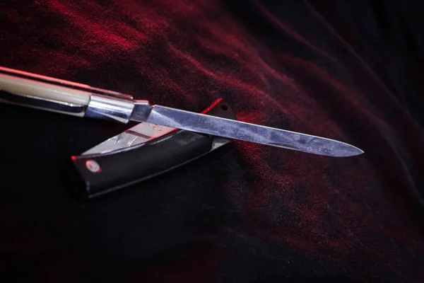 Couteau Poche Sont Sur Tissu Noir Sous Lumière Rouge Est — Photo