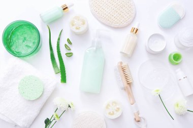 Doğal güzellik için beyaz arka planda doğal içerikli kozmetik ürünlerinin üst görünümü. Güzellik kaplıcası