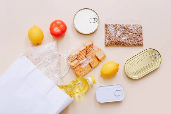 Conjunto de itens de mercearia de alimentos enlatados, legumes, cereais. Conceito de entrega de alimentos. Conceito de doação. Vista superior. — Fotografia de Stock