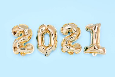 Folyo balonları mavi arka planda 2021 numaralı formda. Yeni yıl kutlaması. Altın Hava Balonları. Tatil partisi dekorasyonu. Üst görünüm