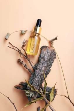 Ağaç kabuğunda kozmetik cilt bakımı ürünü. Doğal kozmetik konsepti. Açık şeftali renginde arkaplan