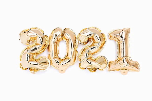 Balony foliowe w postaci numerów 2021 na białym tle. Święto Nowego Roku. Balony złote powietrze. — Zdjęcie stockowe