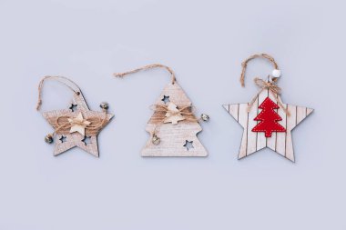 Gri arka planda ahşap Noel süslemeleri. Düz yatış, üst görünüm