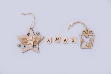 Gri arka planda ahşap Noel süslemeleri, üst manzara