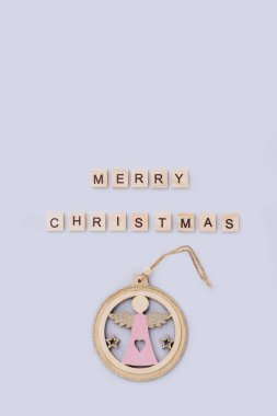 Mutlu noeller. Gri arka planda tahta harfler. Üst görünüm