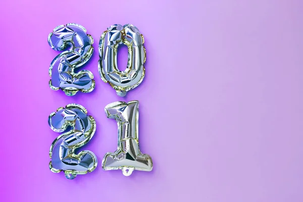 Balony foliowe w formie cyfr 2021 z efektem neonowym Obchody Nowego Roku. — Zdjęcie stockowe