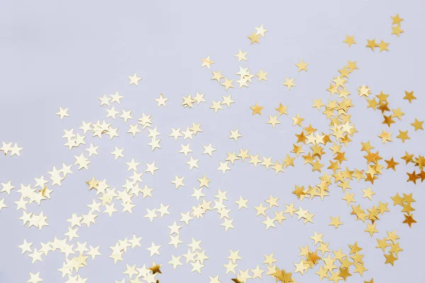 Fond de vacances avec de petites étoiles dorées sur fond gris. Modèle pour carte de vœux, conception de texte — Photo