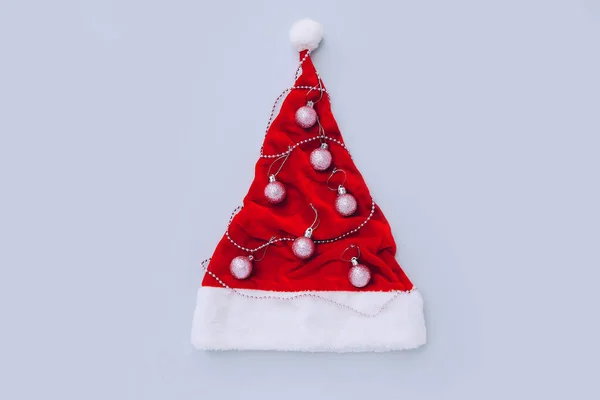 Chapeau de Père Noël en forme d'arbre de Noël sur un fond gris. Concept de Noël minimal. Vue du dessus — Photo