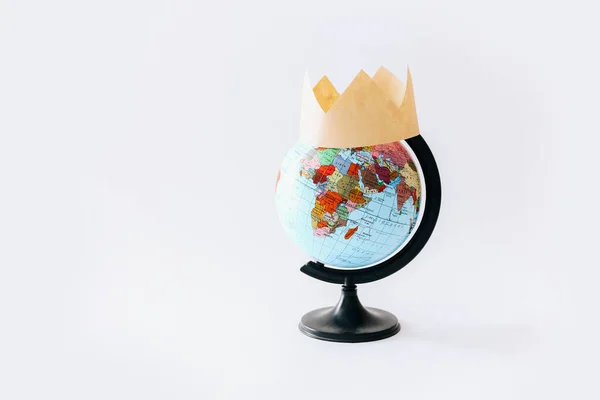 Концепция Ковида 19. Один глобус с короной на светлом фоне. — стоковое фото