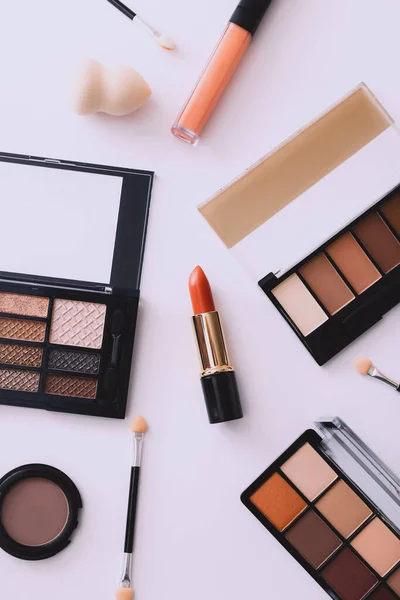 Make-up producten op een lichte achtergrond. Bovenaanzicht — Stockfoto