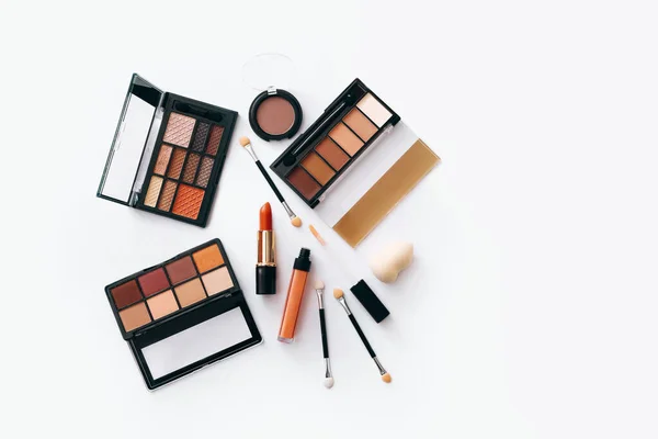 Flat lay met set van professionele decoratieve cosmetica, make-up tools over lichte achtergrond met kopieerruimte. — Stockfoto