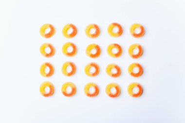 Beyaz arkaplanda daire şeklinde jöle şekeri deseni