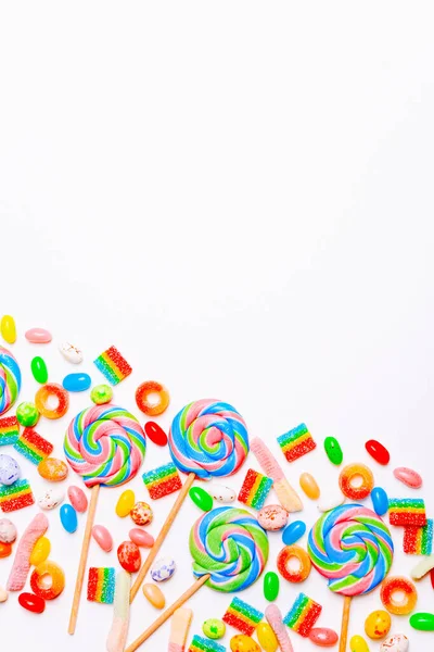 Blandad samling av färgglada godis, på vit bakgrund. Platt ligg, ovanifrån — Stockfoto