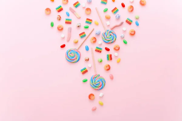 Colección mixta de dulces de colores, sobre fondo rosa. Piso tendido, vista superior — Foto de Stock