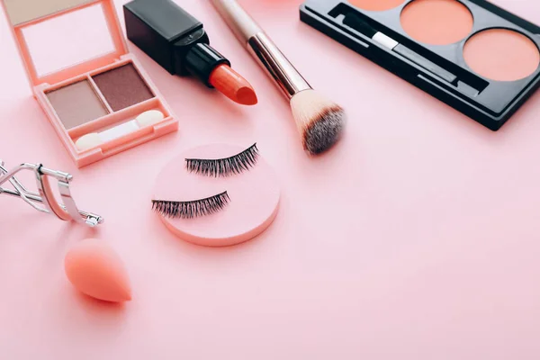 Set decoratieve cosmetica op roze achtergrond — Stockfoto