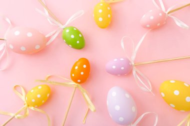 Pembe arka planda renkli paskalya yumurtaları. Bayramlık Paskalya tebrik kartı