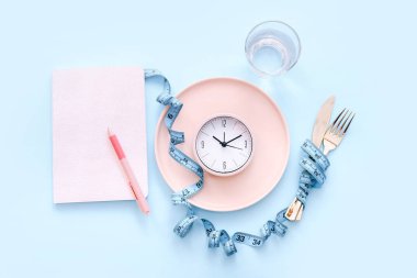 Diyet ve kilo verme konsepti. Yukarıdan bak. Düz yatıyordu