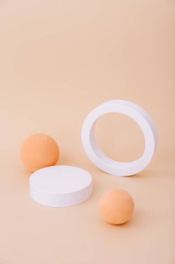 Pastel bej arkaplan üzerinde ürün sunumu için soyut boş geometrik şekil podyumları.