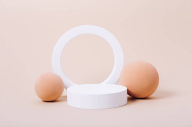 Pastel bej arkaplan üzerinde ürün sunumu için soyut boş geometrik şekil podyumları.
