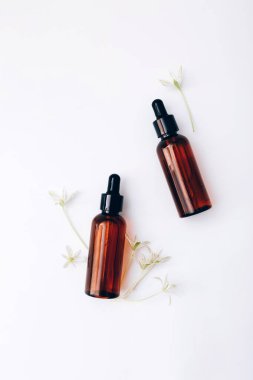 Hafif arka planda doğal kozmetik cilt bakımı şişeleri. Doğal güzellik.