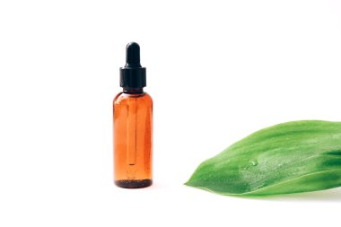 Beyaz arka planda doğal kozmetik cilt bakımı şişeleri. Doğal güzellik.