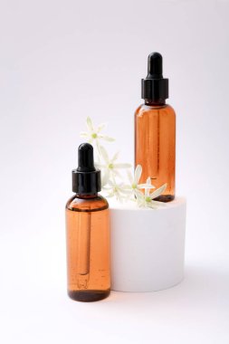 Hafif arka planda doğal kozmetik cilt bakımı şişeleri. Doğal güzellik.