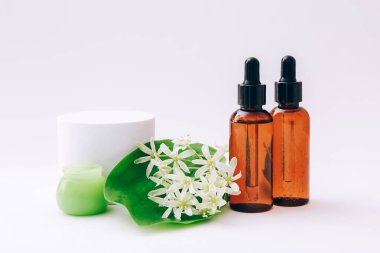 Hafif arka planda doğal kozmetik cilt bakımı şişeleri. Doğal güzellik.